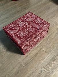 Scatoli e appendiabiti.