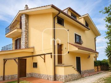 Appartamento di 240 m² con 5 locali a Zagarolo