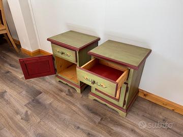 COPPIA COMODINI IN LEGNO MASSELLO DECORATI A MANO