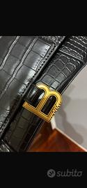 Borsa nera effetto coccodrillo manico rigido