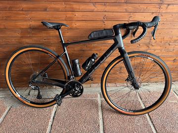 Bici Gravel Focus Atlas 8.7 carbonio tagia M