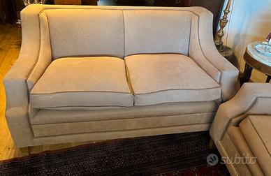 Coppia divani classici restaurati