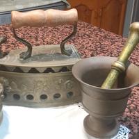 Set di ferro da stiro antico con macinino