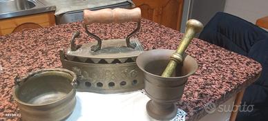 Set di ferro da stiro antico con macinino