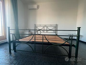 Letto mattimoniale in ferro battuto verde