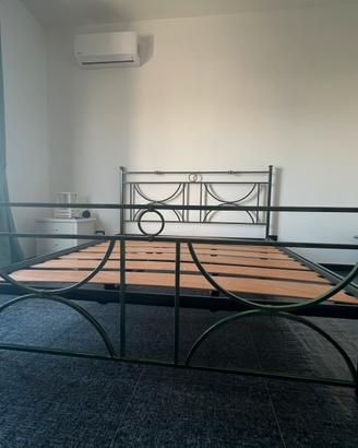 Letto mattimoniale in ferro battuto verde