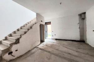 Soluzione su tre livelli e con doppio ingresso