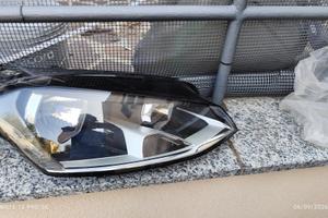 fanale anteriore destro della Volkswagen golf 