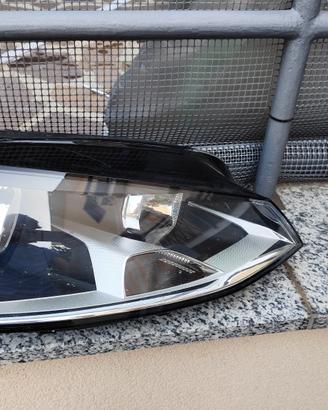 fanale anteriore destro della Volkswagen golf 