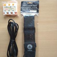 Tracolla, accordatore e cavo per chitarra.