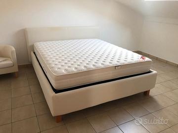 Letto matrimoniale Poltrone Sofà come nuovo 