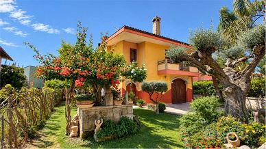 Villa unifamiliare immersa nel verde