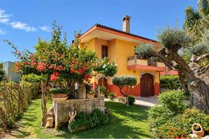 Villa unifamiliare immersa nel verde