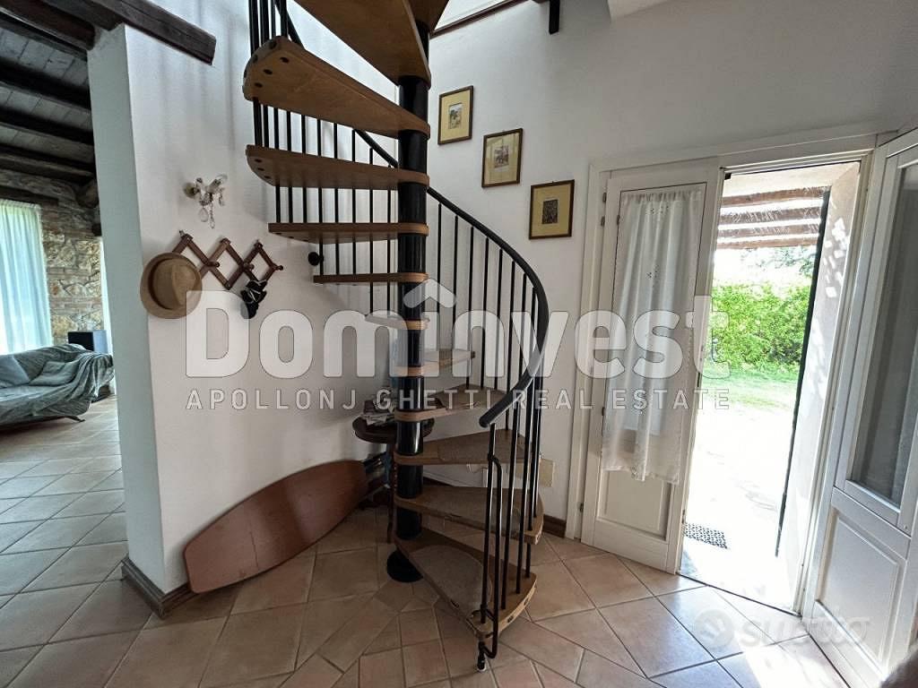 Rustico / Casale di 200 m² con più di 5 locali a C - Altro