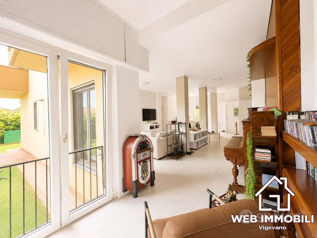 Appartamento di 236 m² con più di 5 locali e box a - Altro