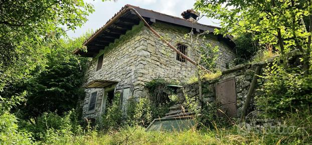 CASCINA IN ZONA COLLINARE CON TERRENO