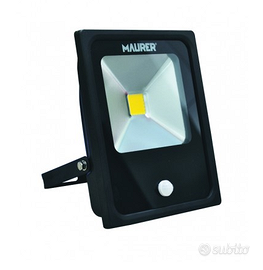 PROIETTORE LED CON SENSORE CON STAFFA