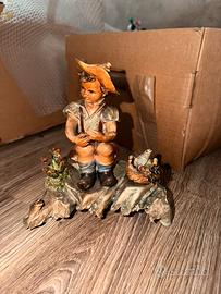 Statuina vintage in porcellana bambino con rana