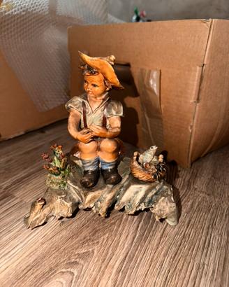 Statuina vintage in porcellana bambino con rana