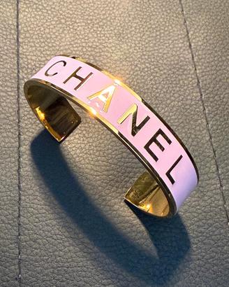 Bracciale Chanel colore oro con smalto rosa