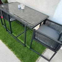 Tavolo in vetro con sedie per giardino