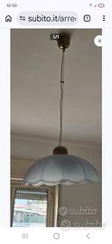Lampadario di colore azzurro