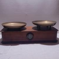bilancia in legno a due piatti 