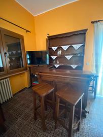 Bar rustico con 2 sgabelli