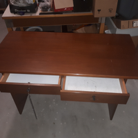 Tavolo in legno lucido e bello robusto