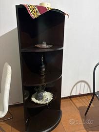 Mobile tv, mini bar e tavola da mangiare com sedie