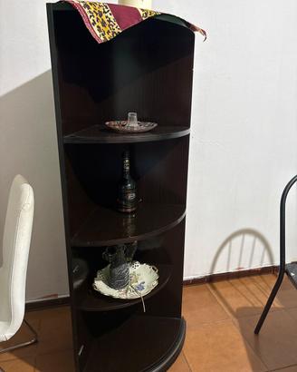 Mobile tv, mini bar e tavola da mangiare com sedie