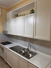 Cucina lineare color bianco