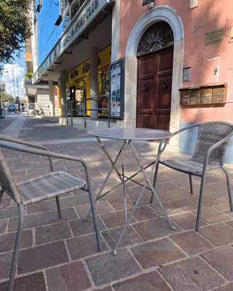 tavoli e sedie da bar, bistrot, giardino