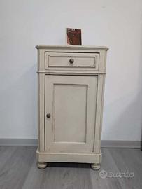 Comodino in legno di faggio restaurata