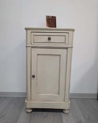 Comodino in legno di faggio restaurata