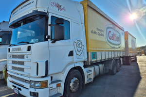 Motrica Scania 164L 480 con sponda idraulica