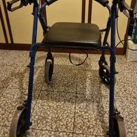 Sedia comoda con rotelle e freni (alluminio forse)