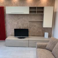 Mobile sala con tavolo e sedie