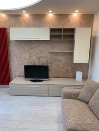 Mobile sala con tavolo e sedie