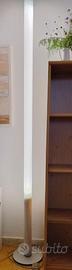 Lampada da terra artigianale con neon bianco