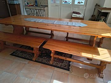 Tavolo rustico in legno massello con 4  panche 