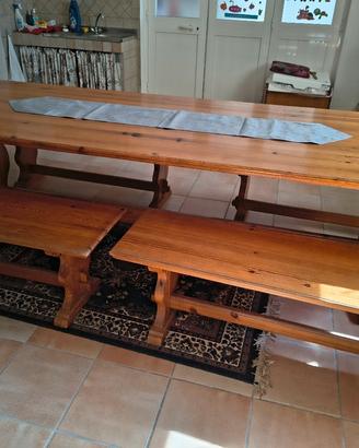 Tavolo rustico in legno massello con 4  panche 