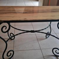 Tavolo in marmo e angoliera 