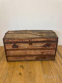 Baule antico in legno con coperchio bombato