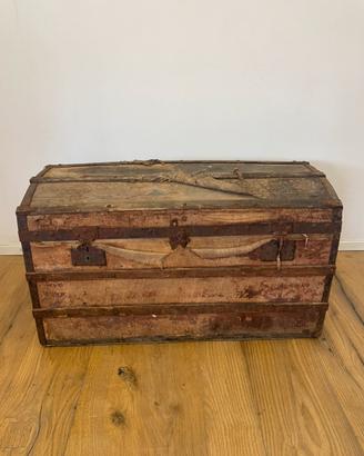 Baule antico in legno con coperchio bombato