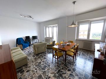 In una delle vie più importanti di Macerata