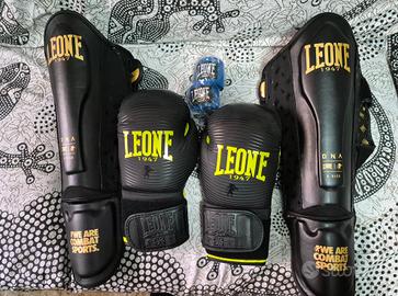 kit per Muay Thai con guantoni, paratibie e fasce
