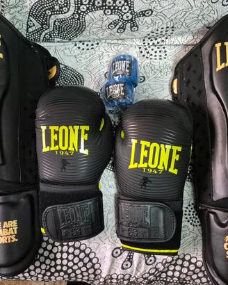kit per Muay Thai con guantoni, paratibie e fasce