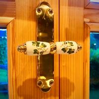 Maniglie in ottone e ceramica decorata