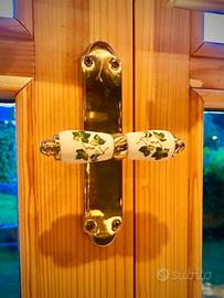 Maniglie in ottone e ceramica decorata